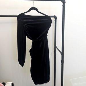 (NWT) Simplee One Shoulder Velvet Bodycon Black Mini Dress with Side Cut Out